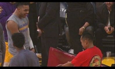 Lakers līdzjutējs iemet bumbu no centra un dodas mājās ar 95 000 USD (+VIDEO)
