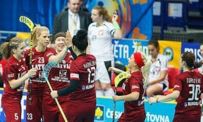 Latvijas sieviešu florbola izlase ar graujošu uzvaru pār Ukrainu sāk PČ kvalifikāciju (+SPĒLES VIDEO)