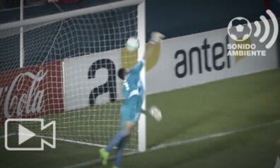 Aizsargs gūst vārtus, bumbai lidojot pa neiedomājamu (!) trajektoriju!