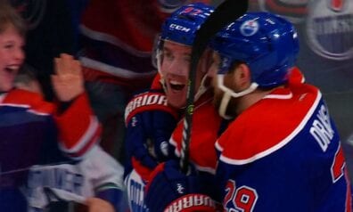 NHL: Jaunā superzvaigzne Makdeivids savāc 100 punktus un iegūst Arta Rosa balvu (VIDEO)