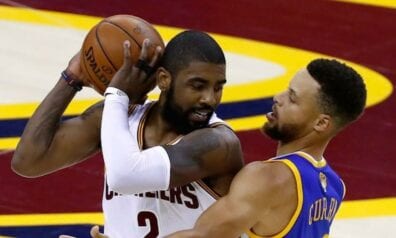 NBA: “Warriors” nonāk uzvaras attālumā no titula (VIDEO)