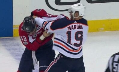 Kautiņš NHL spēlē – viss sākas ar MMA cienīgu paņēmienu (VIDEO)