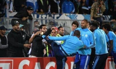 Pēc spēriena fanam Marseļa lauž līgumu ar pieredzējušo Evra (VIDEO)