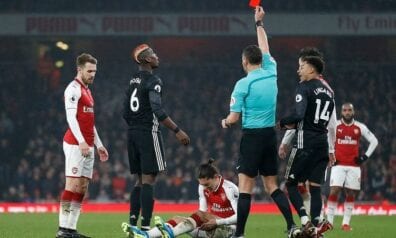 “United” aizraujošā duelī pārspēj “Arsenal”, Pogbā saņem sarkano kartīti (VIDEO)