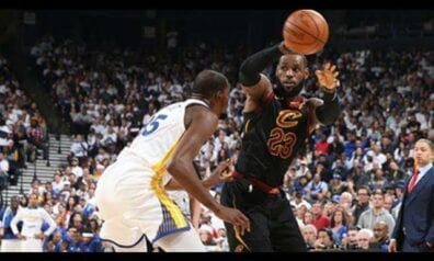 NBA: Finālistu duelī uzvaru izrauj “Warriors” (VIDEO)