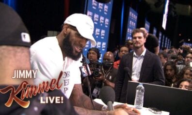 VIDEO: Giljermo no Džimija Kimmela sarunu šova beidzot intervē Lebronu Džeimsu