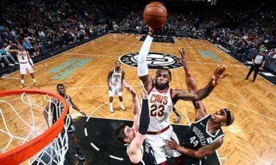 VIDEO: Lebrons paceļas gaisā un sev līdzi paņem divus “Nets” spēlētājus