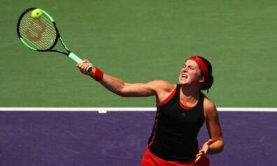 VIDEO: Ostapenko treniņos servē ar aizsietām acīm