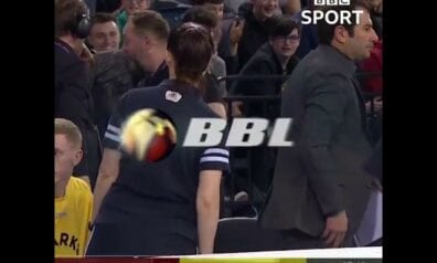 VIDEO: Basketbolists spēles laikā savaino TV operatoru
