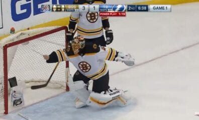 VIDEO: “Bruins” vārtsargs pazaudē slieci, spēle turpinās un “Lightning” gūst vārtus