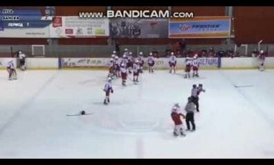 Baltkrievijā U-16 turnīrā Maskavas CSKA jaunieši uzbrūk pretiniekiem, kas sēž uz soliņa
