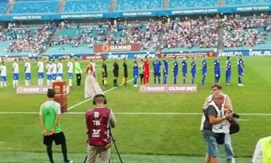 VIDEO: Ukraiņu futbolists izrāda necieņu Krievijas karogam
