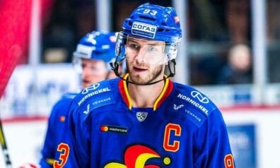 Jokerit tvingas spela utan sin lagkapten Peter Regin till slutet av januari meddelar klubben. Regin skadade en axel i bortamötet med Dinamo Riga tidigare i veckan. I tisdagens förlustmatch mot Dinamo Riga spelade lagkaptenen Peter Regin bara i den första perioden. Dansken skadade då en axel och var tvungen att avbryta matchen. Regin stod sedan över torsdagens möte med Slovan Bratislava och nu har det visat sig att skadan behöver en lång rehabiliteringstid. Jokerit skriver i ett kort pressmeddelande på sin webbplats att Regin kommer att bli borta till slutet av januari. Regin har varit en stöttepelare i laget under hela sin tid i klubben och han är nu inne på sin tredje säsong som lagkapten. Han har spelat tio matcher i KHL den här säsongen och stått för poängen 1+1=2.