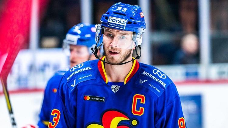Jokerit tvingas spela utan sin lagkapten Peter Regin till slutet av januari meddelar klubben. Regin skadade en axel i bortamötet med Dinamo Riga tidigare i veckan. I tisdagens förlustmatch mot Dinamo Riga spelade lagkaptenen Peter Regin bara i den första perioden. Dansken skadade då en axel och var tvungen att avbryta matchen. Regin stod sedan över torsdagens möte med Slovan Bratislava och nu har det visat sig att skadan behöver en lång rehabiliteringstid. Jokerit skriver i ett kort pressmeddelande på sin webbplats att Regin kommer att bli borta till slutet av januari. Regin har varit en stöttepelare i laget under hela sin tid i klubben och han är nu inne på sin tredje säsong som lagkapten. Han har spelat tio matcher i KHL den här säsongen och stått för poängen 1+1=2.