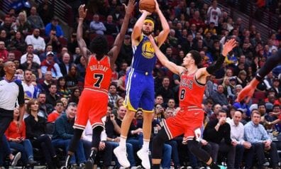 Tompsons pārspēj Kariju, realizējot visvairāk trīspunktniekus NBA mača vēsturē (VIDEO)