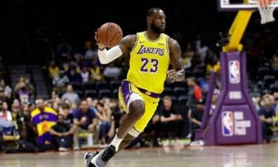 Kobe noskatās – Lebronam “triple-double” uzvarā pār “Nuggets”