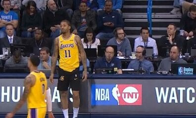 VIDEO: “Lakers” uzbrucējs Bīzlijs mēģina doties laukumā ar nepareizajiem spēles šortiem