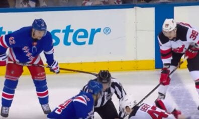 NHL mačā spēlētāji varonīgi nomet cimdus, taču neizpilda nevienu sitienu (VIDEO)