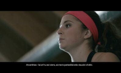 Ostapenko gozējās stilīgā reklāmas klipā (VIDEO)