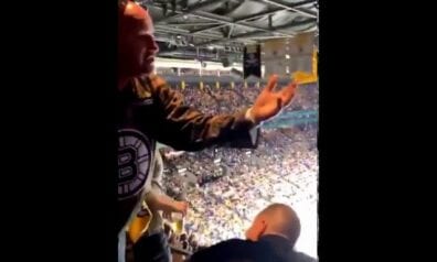 “Bruins” fani spēles laikā sakaujas savā starpā (VIDEO)