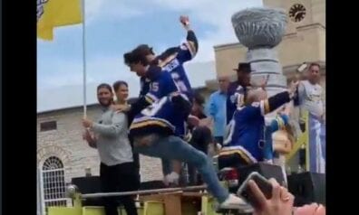 NHL čempions parādes laikā nokrīt no komandas autobusa jumta (VIDEO)