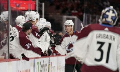 “Avalanche” turpina perfekti, “Blackhawks” izcīna pirmo uzvaru (VIDEO)
