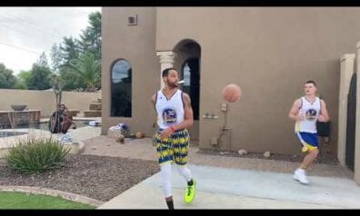 “Jūtūberi” parodē “Warriors” līderu spēli (VIDEO)