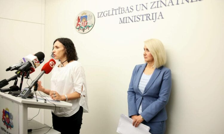 Izglītības un zinātnes ministre Ilga Šuplinska (no kreisās) un Izglītības kvalitātes valsts dienesta vadītāja Inita Juhņēviča, www.sportazinas.com