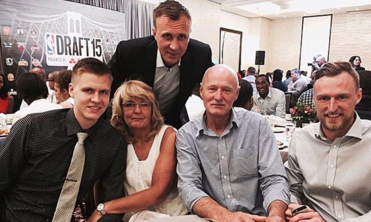 Kristaps Porzingis with his family (Source: sportazinas)