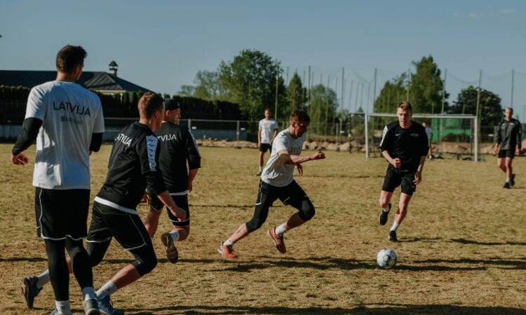 Latvijas volejbola izlase spēlē futbolu, www.sportazinas.com