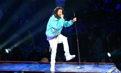 J. Cole uzstājas 2019. gada NBA Zvaigžņu spēles laikā, www.sportazinas.com