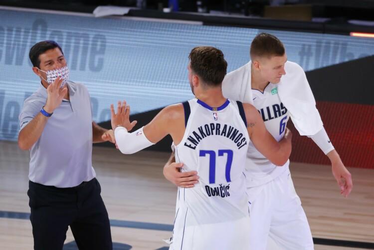 Dalasas "Mavericks" basketbolisti Luka Dončičs un Kristaps Porziņģis.