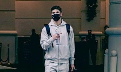 Lamelo atdod vairākas skaistas piespēles un pieļauj muļķīgas kļūdas “Hornets” zaudējumā