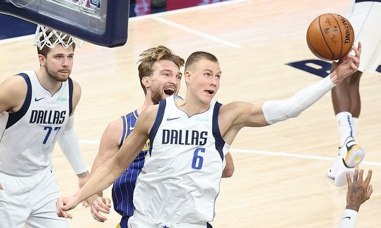 Kristaps Porziņģis cīņā ar Domantu Saboni