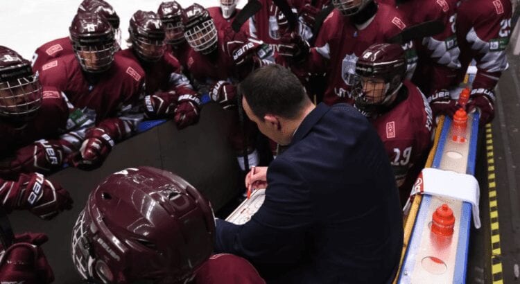 Latvijas U18 izlases hokejisti un galvenais treneris Oļegs Sorokins