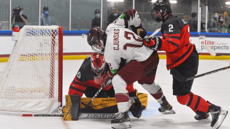 Latvijas U18 hokeja izlase cīņā pret Kanādas vienaudžiem