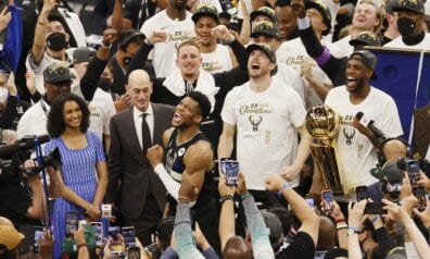 Fenomenālais Adetokunbo ar vēsturiski izcilu sniegumu ļauj “Bucks” triumfēt NBA