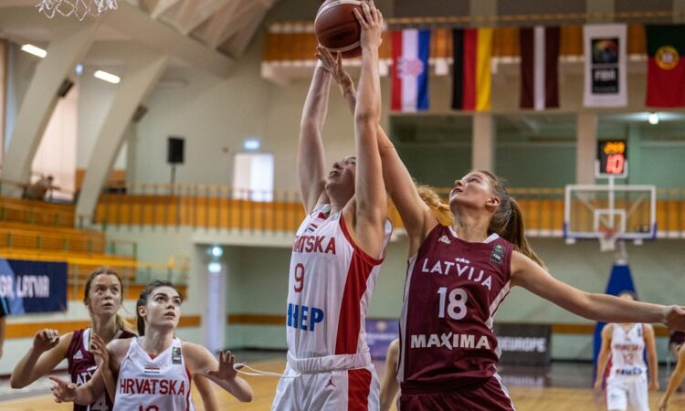 Latvijas U18 basketbolistes