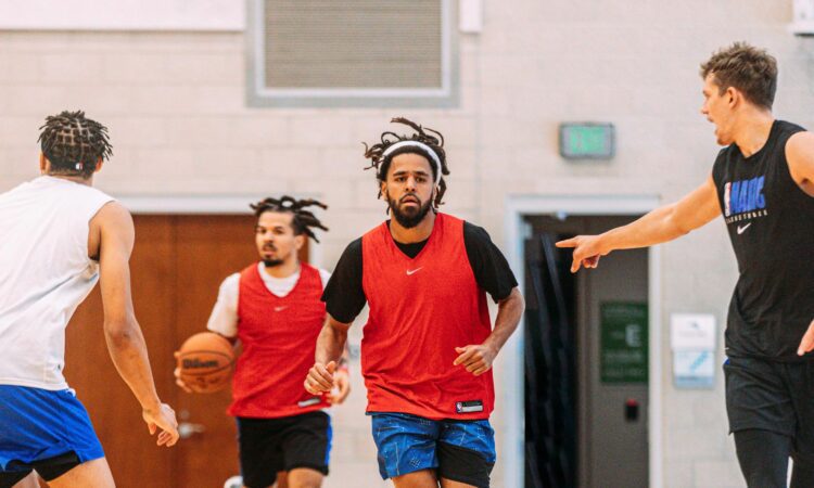 "J. Cole" ar "Magic" spēlētājiem