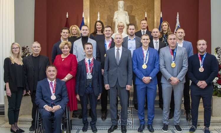 Krišjānis Kariņš kopā ar Latvijas olimpiešiem un paraolimpiešiem