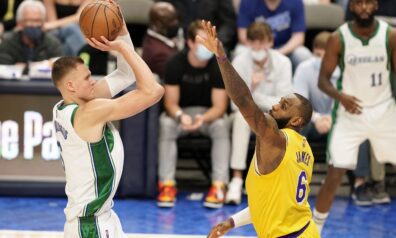 Porziņģim “double-double”, 23 gadus vecs debitants izrauj “Lakers” uzvaru papildlaikā (VIDEO)