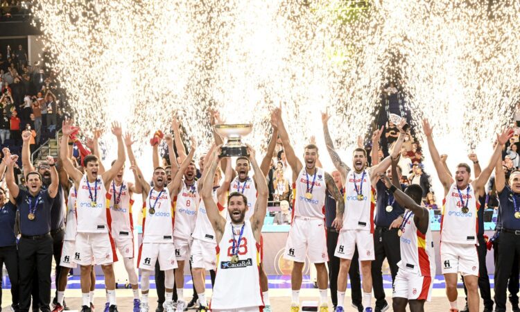 SpānijaSpānijas basketbola izlase triumfē 