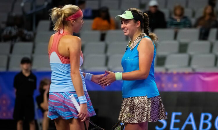 Aļona Ostapenko un Ļudmila Kičenoka