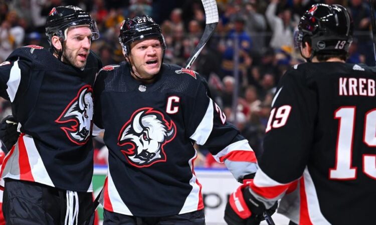 Миннесота баффало превью. Баффало детройт талисманы. Детройт ред уингз баффало сейбрз. Маскот детройт ред уингз. Детройт баффало нхл.