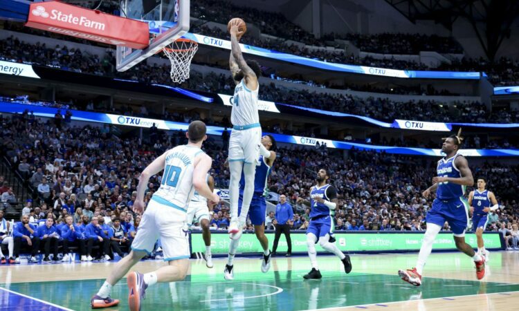Dalasas "Mavericks" un Šarlotas "Hornets"
