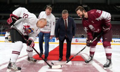 Saeimas un bijušo Latvijas hokeja izlases spēlētāju komandas