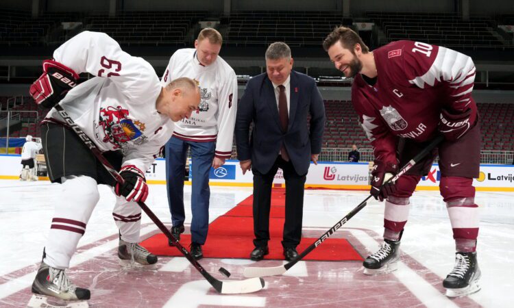 Saeimas un bijušo Latvijas hokeja izlases spēlētāju komandas