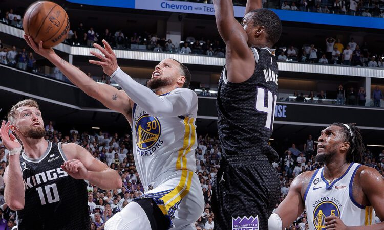 Goldensteitas Warriors un Sakramento Kings