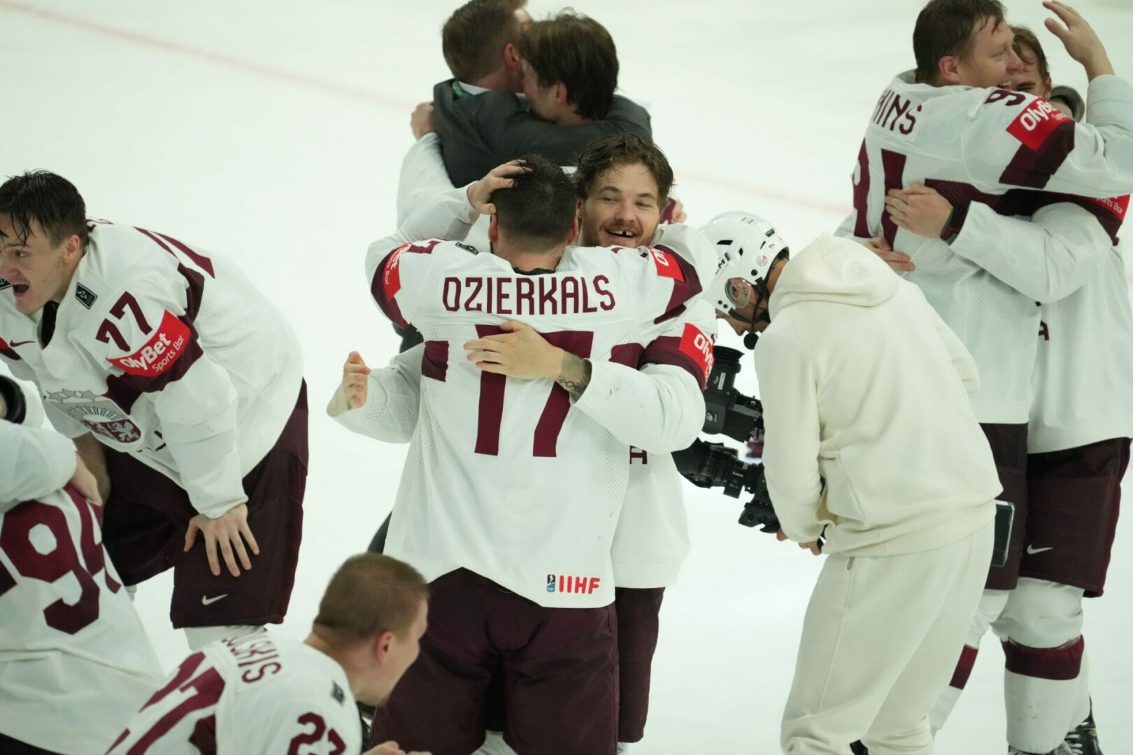 Dzierkals Viens par otru sitāmies, “ēdām” ripas, visi bijām kā brāļi