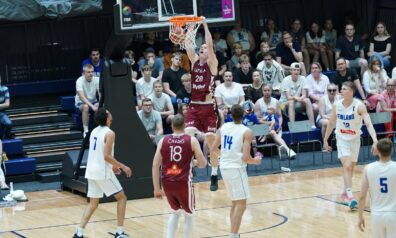 Latvijas un Somijas basketbolisti